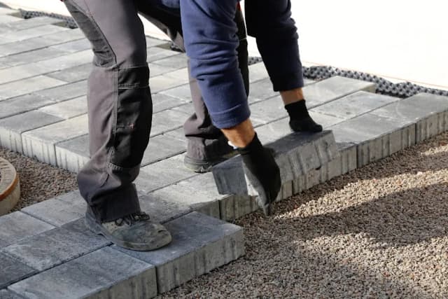 Ile kosztuje ułożenie kostki brukowej na cmentarzu? Zaskakujące ceny! Ile kosztuje ułożenie kostki brukowej na cmentarzu? Zaskakujące ceny!