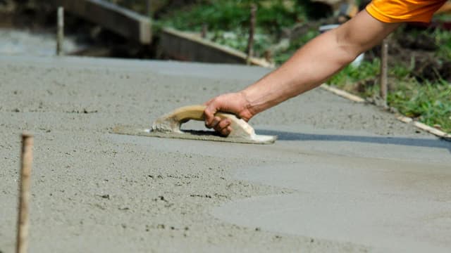 Ile wiąże beton B25? Kluczowe czynniki wpływające na czas schnięcia Ile wiąże beton B25? Kluczowe czynniki wpływające na czas schnięcia