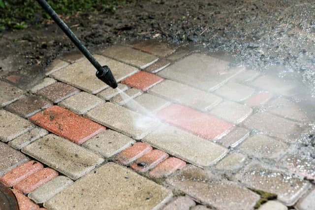 Skuteczne sposoby na wyczyszczenie kostki brukowej z cementu Skuteczne sposoby na wyczyszczenie kostki brukowej z cementu
