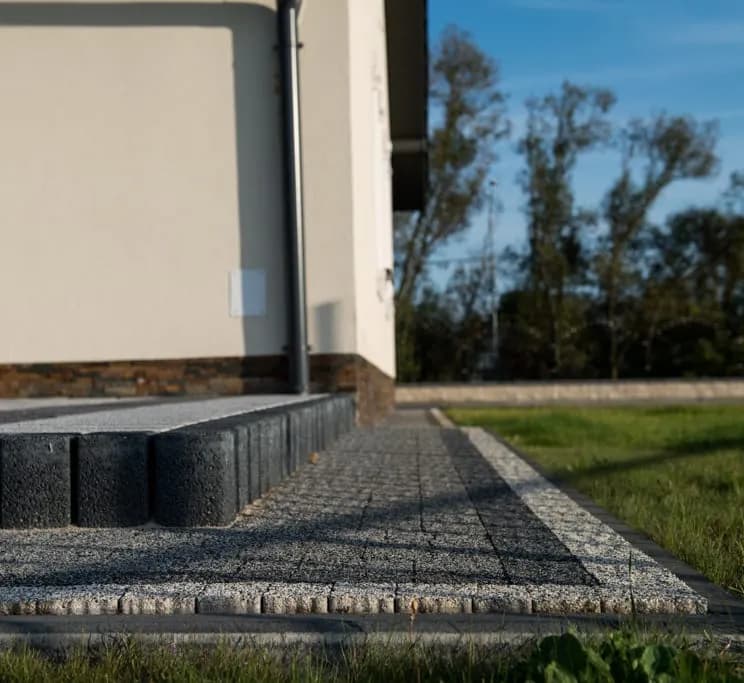 Jak ułożyć kostkę brukową na starym betonie bez błędów i kosztów Jak ułożyć kostkę brukową na starym betonie bez błędów i kosztów